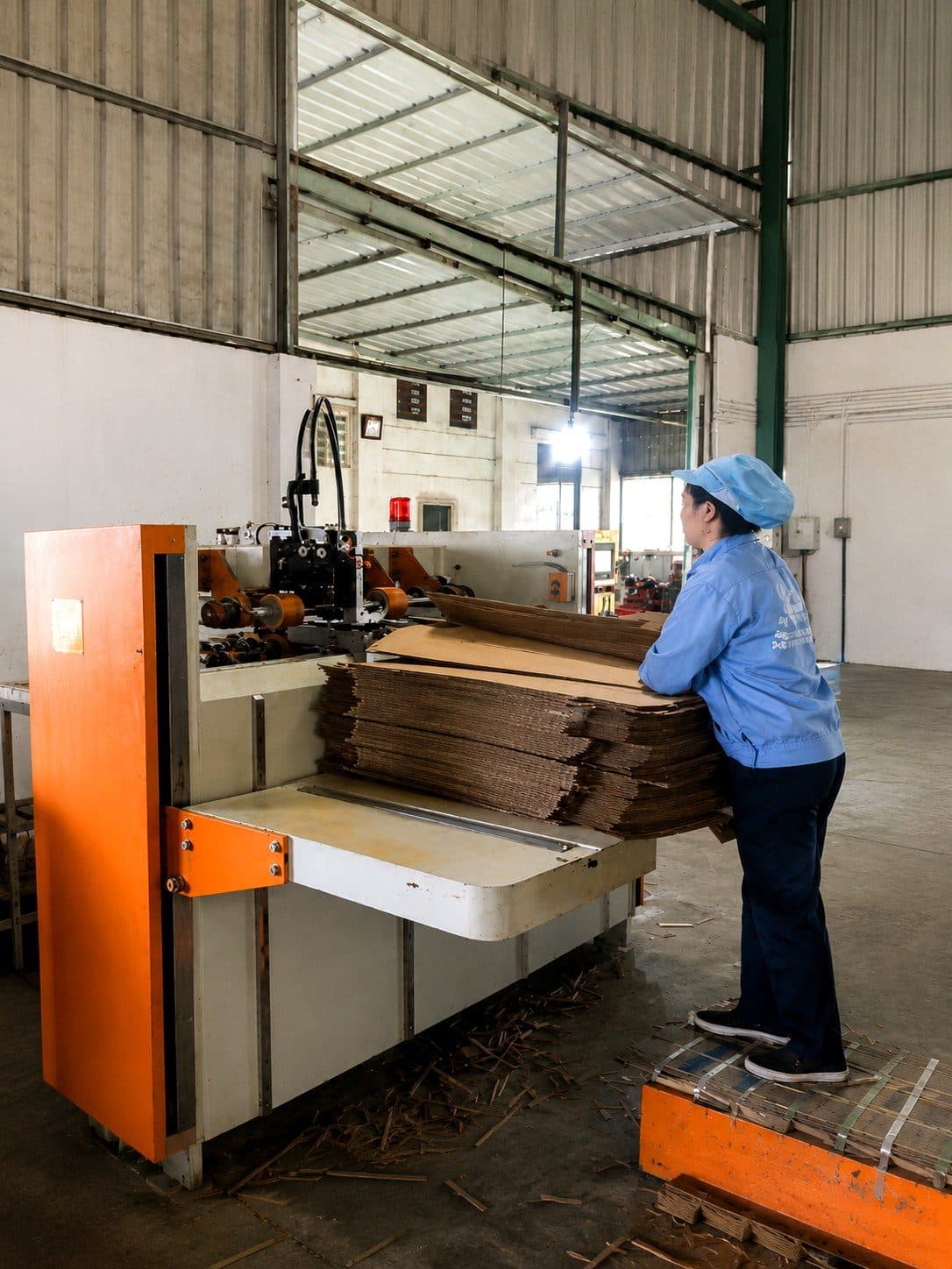 Công nhân vận hành máy dập ghim