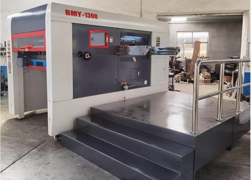 Máy bế hộp tự động